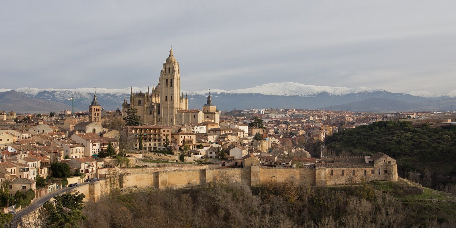 Descubre los Castillos de Europa: Tu Puerta a la Historia con Guía en Español